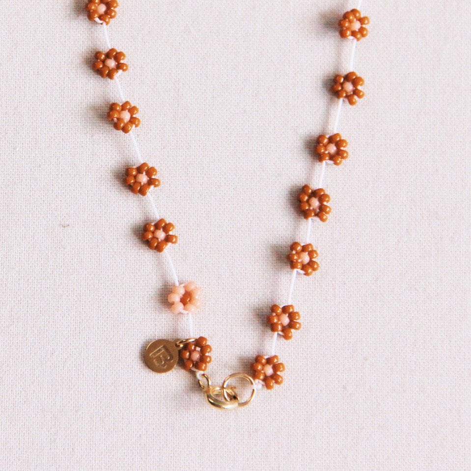 Ketting met madeliefjesbloem – roest/zalm