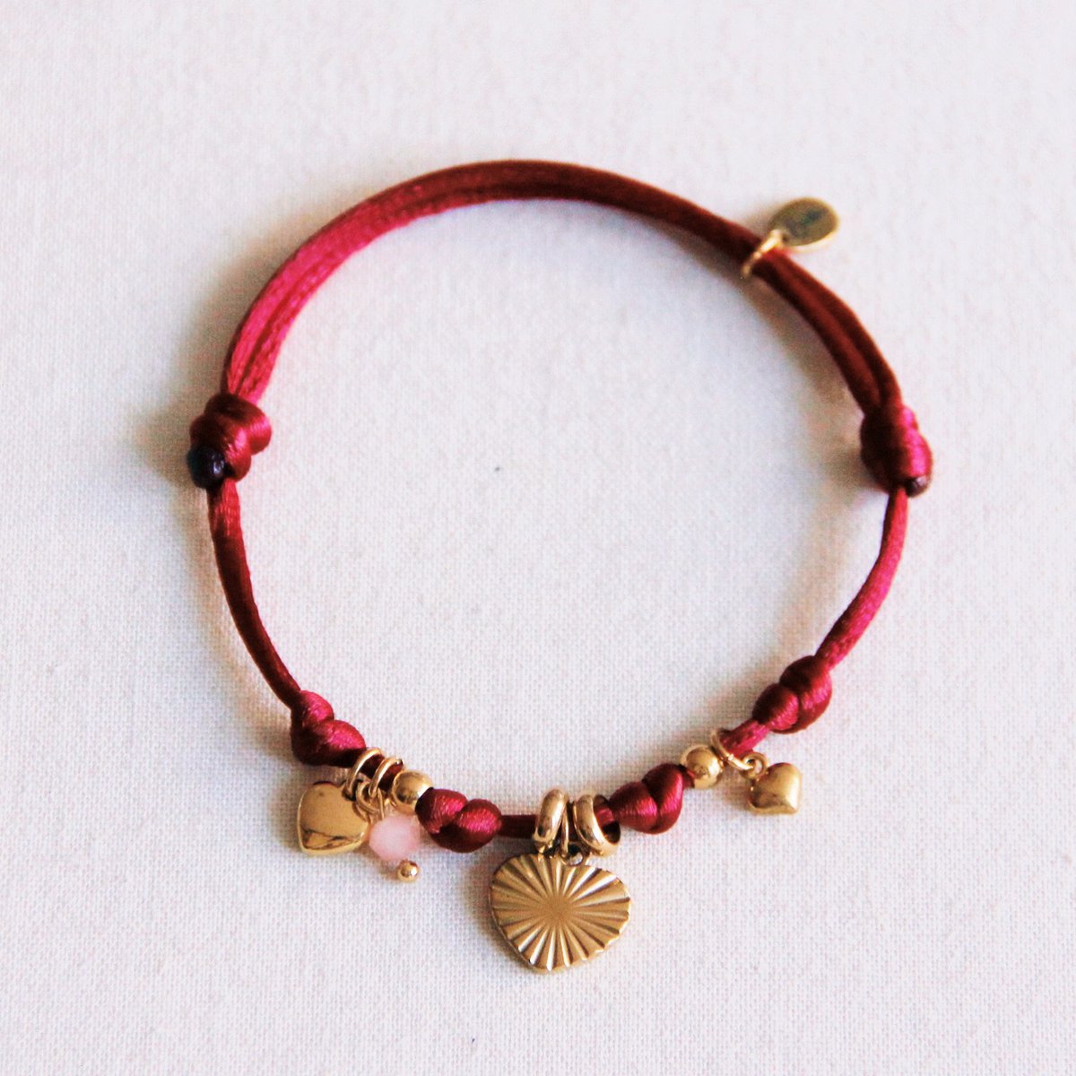 Satijnen bedelarmband met harten en mini -facetten - Bourgondië