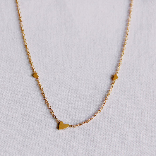 Edelstalen fijne ketting met 3 mini hartjes | Goud